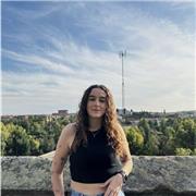Profesora titulada con grado superior de educación, además de bachiller en la modalidad de ciencias de la salud.